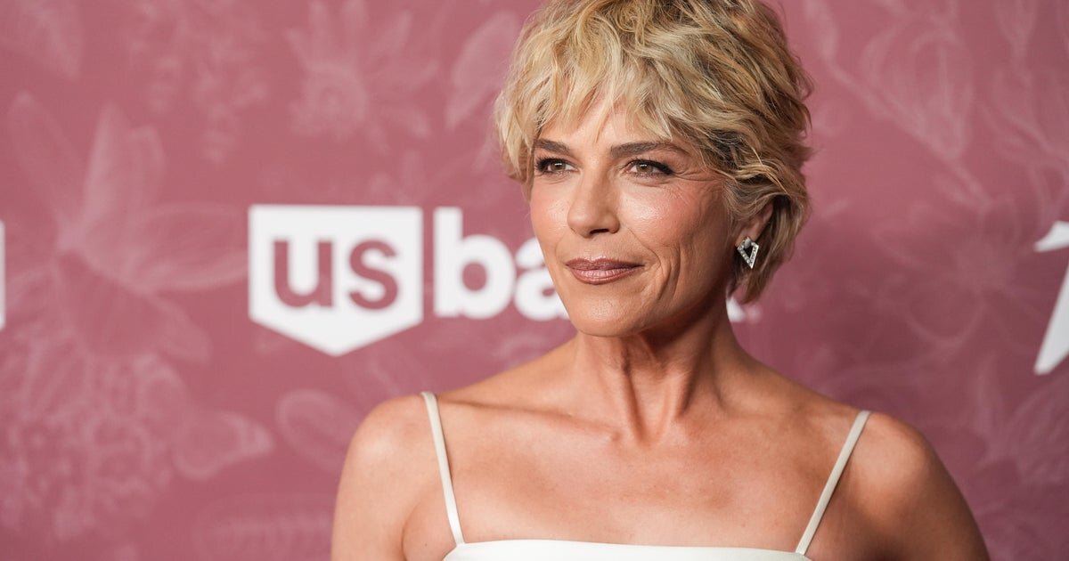 Actress Selma Blair arrested after allegedly biting flight attendant, being restrained on flight from LAX to JFK, source says - CBS News