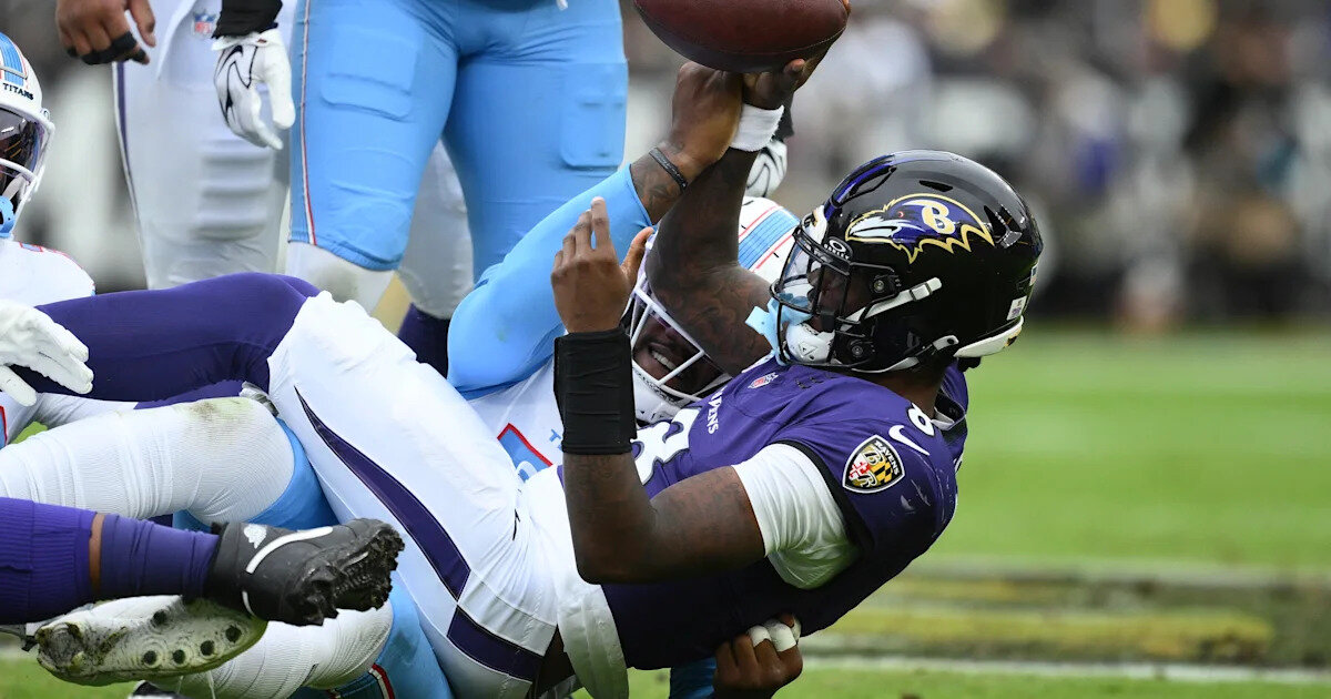 Lamar Jackson leaves Ravens-Titans game with ankle injury, replaced by Tyler Huntley in second half - Yahoo Sports