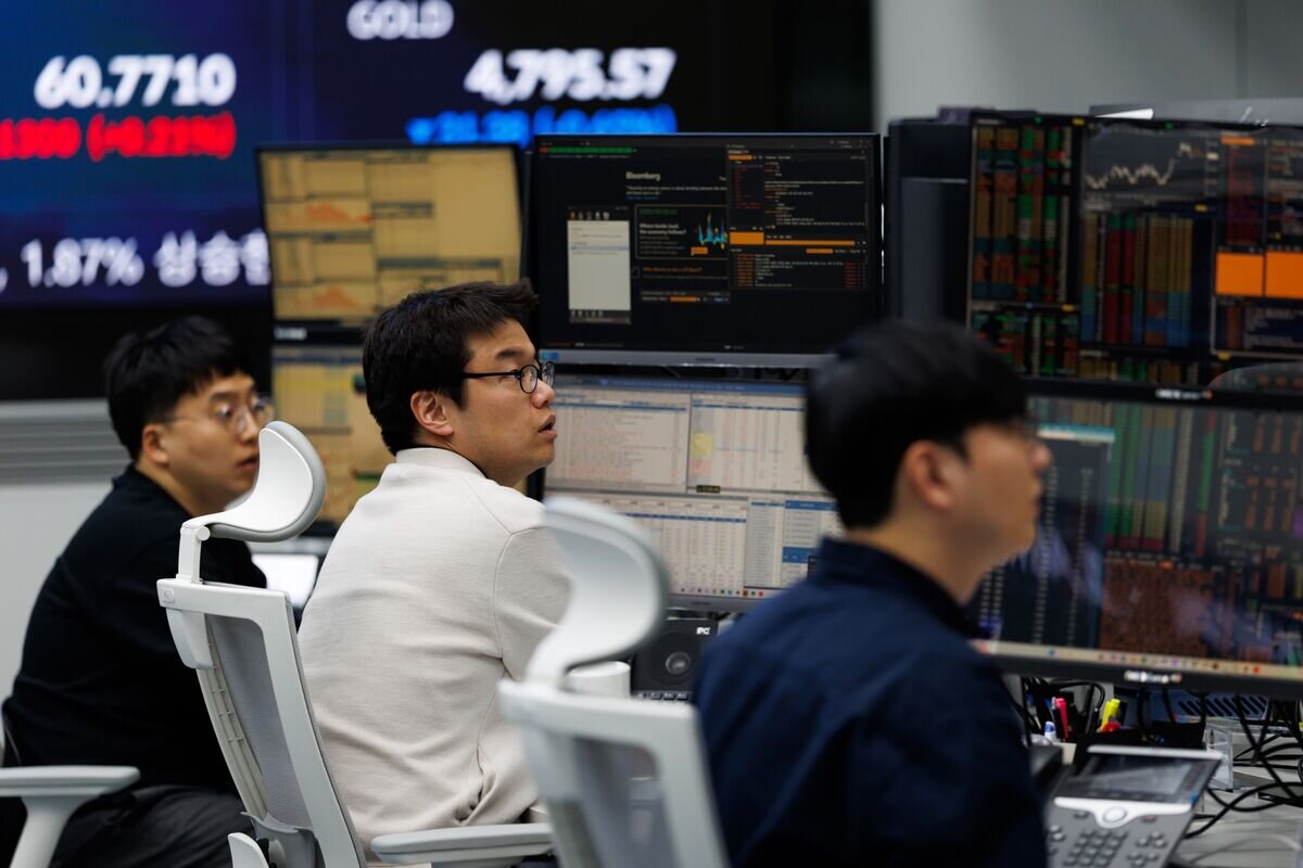 Korea Stocks Tumble 8% as Investors Rush to Unwind AI Exposure - Bloomberg.com