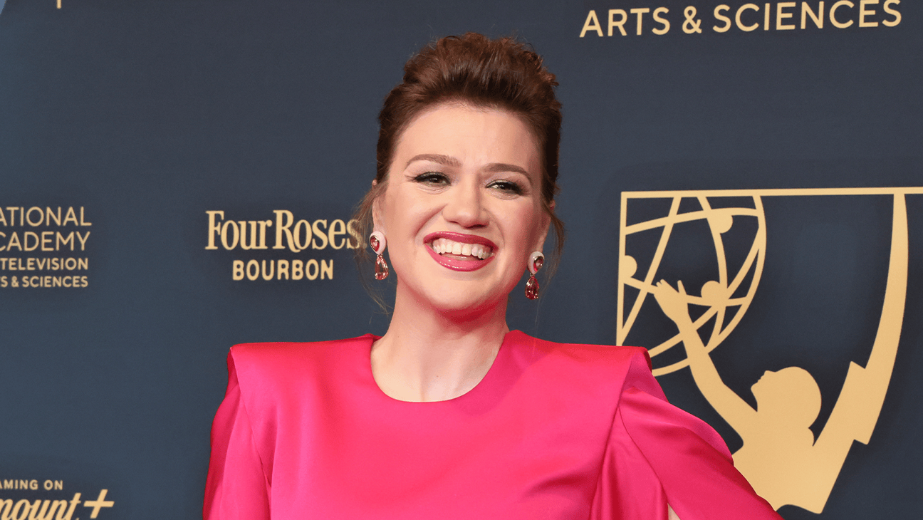 Kelly Clarkson Responds After New York Store Denies She Got the ‘Pretty Woman’ Treatment: “You’re a Liar” - The Hollywood Reporter