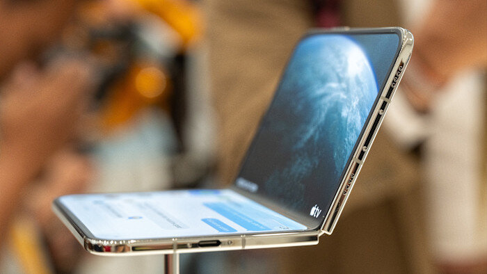 Apple blames ‘extraordinary’ demand as foldable iPhones sell out - Financial Times