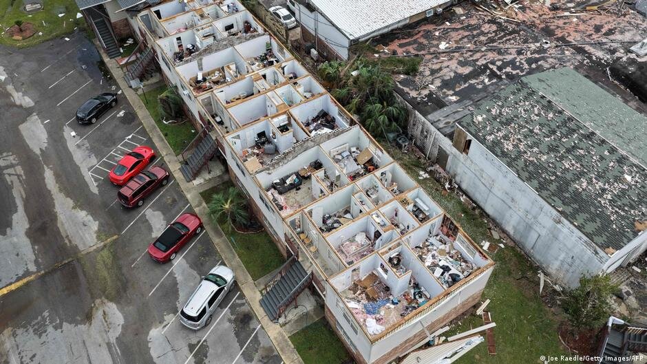 Storm Isaias leaves 4 dead, thousands without power as it moves across southern US - DW.com