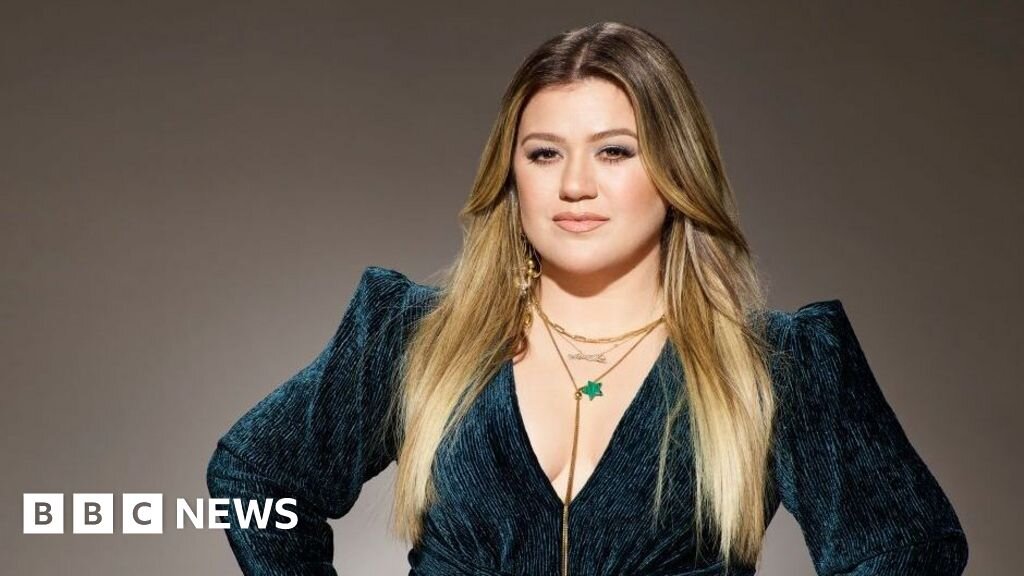 Brooklyn novelty shop reeling from 'surreal' row with Kelly Clarkson over mechanical bird - BBC