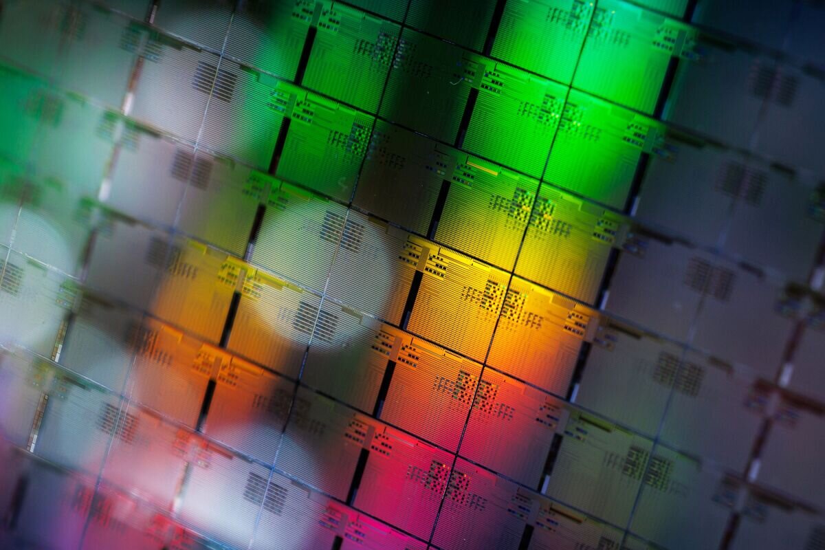 Korean Chip Stocks Sink on Chinese Rival Worry, Broadcom Remarks - Bloomberg.com