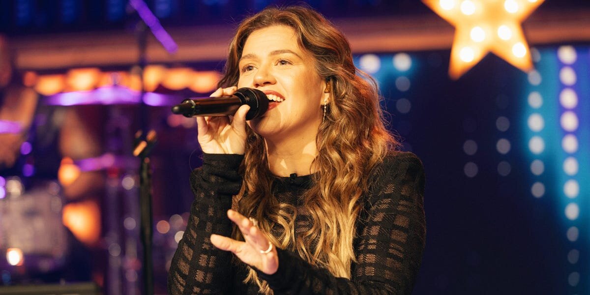 A PR pro says Kelly Clarkson made one big mistake in her feud with a Brooklyn toy shop - Business Insider