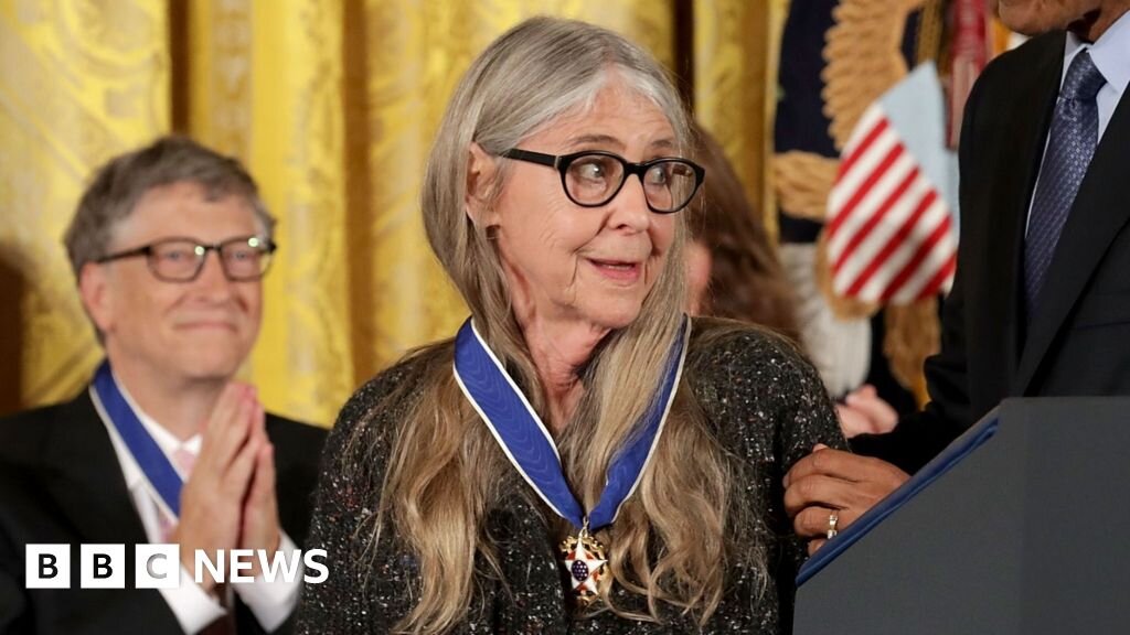 Moment Nasa scientist Margaret Hamilton receives presidential medal of honour - BBC