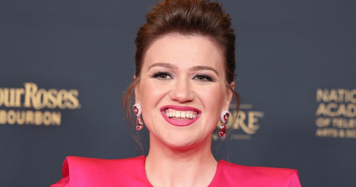 Kelly Clarkson says a Brooklyn store snubbed her. The shop says the item she wanted wasn’t for sale. - NBC News