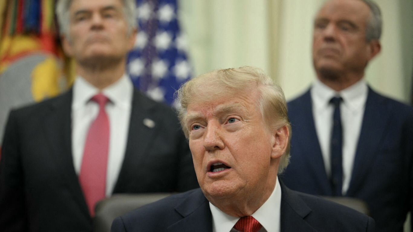 Trump promises $100 checks for 20 million seniors for Medicare - Axios
