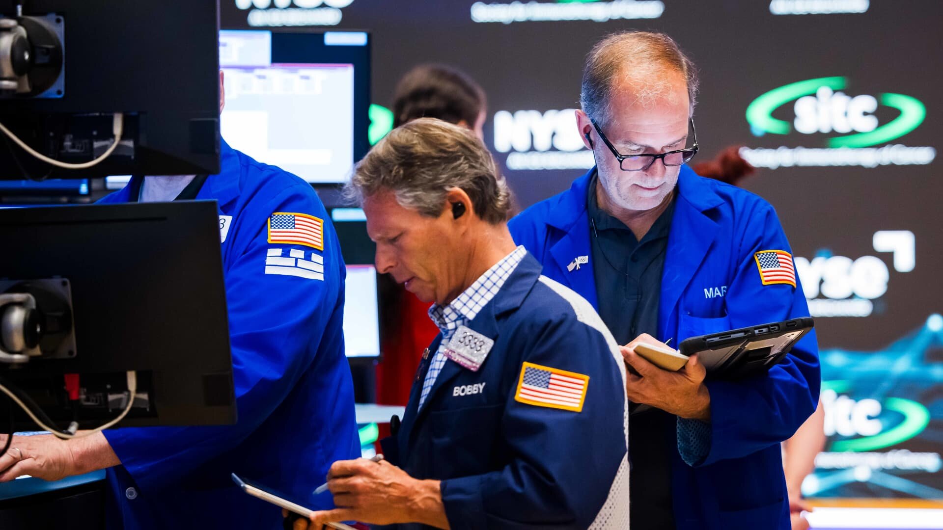 S&P 500 is little changed as traders mull over bank earnings; chip stocks slide: Live updates - CNBC