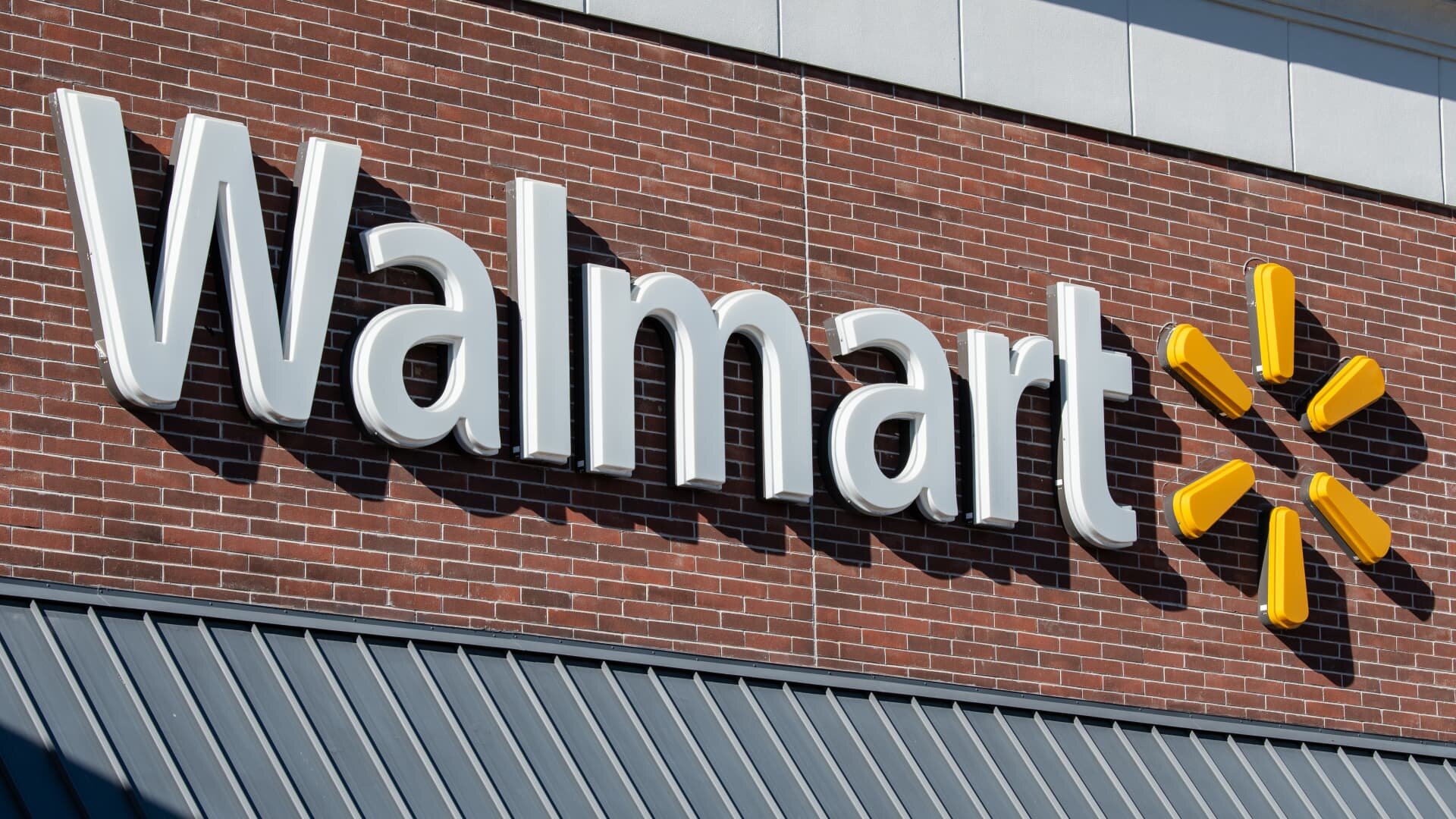 Walmart is using light-up digital shelf labels to help shoppers and employees find items - CNBC